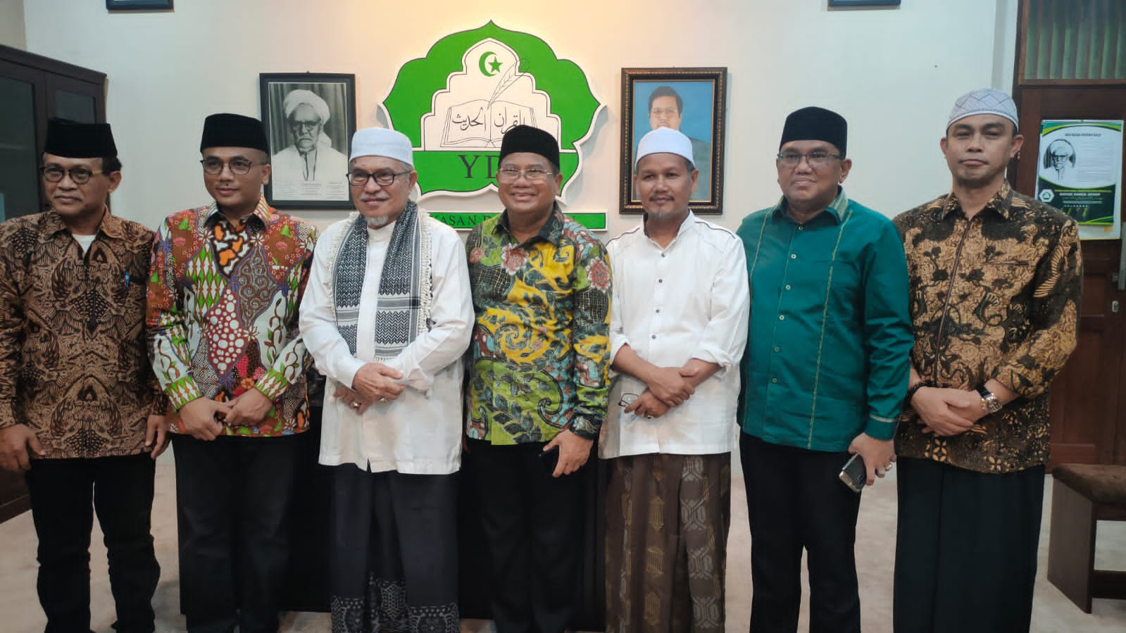 Gus Arwani Thomafi, Sekjen DPP PPP dan Abu Mudi Samalanga, H Musannif, ketua Yayasan Darul Ihsan dan lain-lain di kantor yayasan, Siem, Darussalam, Aceh Besar, Aceh. (21/5/2022).