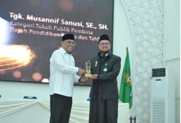 H Musannif Dianugerahkan Penghargaan Tokoh Publik Pembina Dayah Turast dan Tahfidz